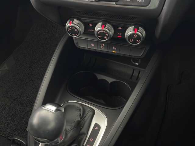 アウディ Ａ１ 1．0TFSI 秋田県 2016(平28)年 2.4万km 白 純正ナビ【AM/FM/CD/BT】 /フルセグTV /バックカメラ /ETC/HIDライト　/プッシュスタート /アイドリングストップ　/スマートキー　/クリアランスソナー /横滑り防止装置　/ステアリングリモコン　/オートライト　/純正フロアマット/革巻きステアリング/純正AW/ウィンカーミラー /コーナーセンサー /保証書/取扱説明書