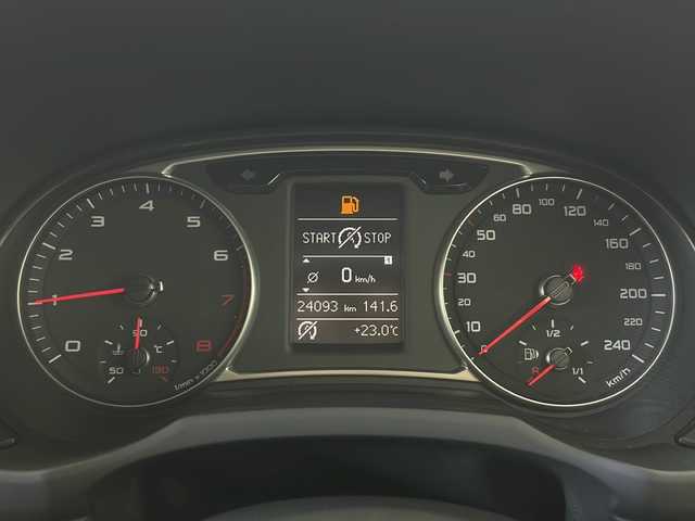 アウディ Ａ１ 1．0TFSI 秋田県 2016(平28)年 2.4万km 白 純正ナビ【AM/FM/CD/BT】 /フルセグTV /バックカメラ /ETC/HIDライト　/プッシュスタート /アイドリングストップ　/スマートキー　/クリアランスソナー /横滑り防止装置　/ステアリングリモコン　/オートライト　/純正フロアマット/革巻きステアリング/純正AW/ウィンカーミラー /コーナーセンサー /保証書/取扱説明書