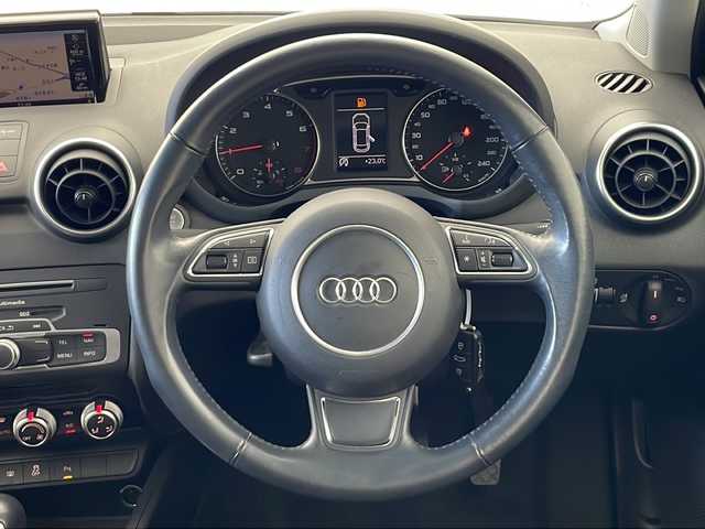 アウディ Ａ１ 1．0TFSI 秋田県 2016(平28)年 2.4万km 白 純正ナビ【AM/FM/CD/BT】 /フルセグTV /バックカメラ /ETC/HIDライト　/プッシュスタート /アイドリングストップ　/スマートキー　/クリアランスソナー /横滑り防止装置　/ステアリングリモコン　/オートライト　/純正フロアマット/革巻きステアリング/純正AW/ウィンカーミラー /コーナーセンサー /保証書/取扱説明書