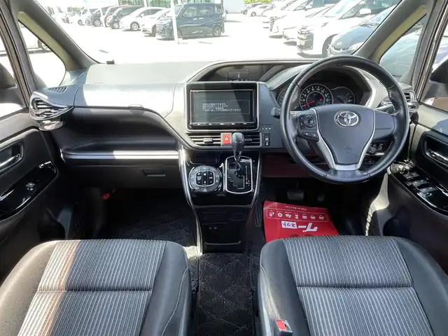 トヨタ ヴォクシー ZS 煌 佐賀県 2018(平30)年 4.9万km ブラック 純正9型SDナビゲーション「NSZT-Y66T」/・AM/FM/BT/CD/DVD/フルセグTV/バックカメラ/純正フリップダウンモニター/両側パワースライドドア/クルーズコントロール/LEDヘッドライト/・オートマチックハイビーム/プッシュスタート/スマートキー/革巻きステアリング/社外専用設計ドリンクホルダー/純正16インチアルミホイール/フロアマット/ドアバイザー/新車保証書/取扱説明書/スペアキー1本あり/トヨタセーフティーセンスC/・プリクラッシュセーフティ（衝突回避支援）/・レーンディパーチャーアラート（車線逸脱警報）/・VSC（横滑り防止装置）＆TRC（トラクションコントロール）/・ABS（電子制御制動力配分付）＋ブレーキアシスト/・緊急ブレーキシグナル/・ヒルスタートアシストコントロール/・クリアランスソナー