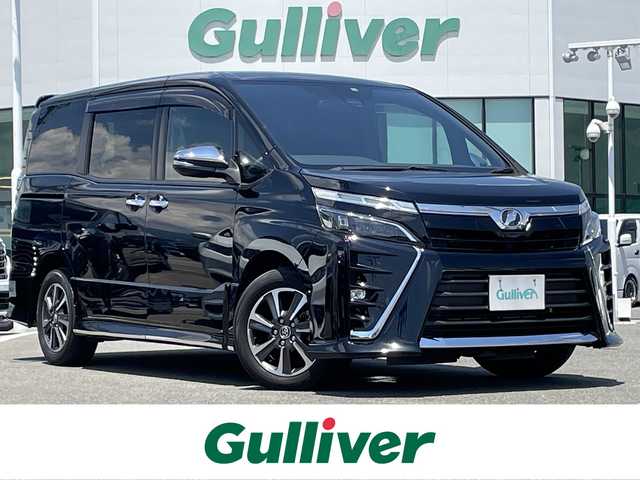 トヨタ ヴォクシー ZS 煌 佐賀県 2018(平30)年 4.9万km ブラック 純正9型SDナビゲーション「NSZT-Y66T」/・AM/FM/BT/CD/DVD/フルセグTV/バックカメラ/純正フリップダウンモニター/両側パワースライドドア/クルーズコントロール/LEDヘッドライト/・オートマチックハイビーム/プッシュスタート/スマートキー/革巻きステアリング/社外専用設計ドリンクホルダー/純正16インチアルミホイール/フロアマット/ドアバイザー/新車保証書/取扱説明書/スペアキー1本あり/トヨタセーフティーセンスC/・プリクラッシュセーフティ（衝突回避支援）/・レーンディパーチャーアラート（車線逸脱警報）/・VSC（横滑り防止装置）＆TRC（トラクションコントロール）/・ABS（電子制御制動力配分付）＋ブレーキアシスト/・緊急ブレーキシグナル/・ヒルスタートアシストコントロール/・クリアランスソナー