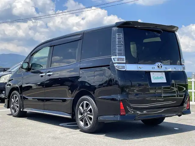 トヨタ ヴォクシー ZS 煌 佐賀県 2018(平30)年 4.9万km ブラック 純正9型SDナビゲーション「NSZT-Y66T」/・AM/FM/BT/CD/DVD/フルセグTV/バックカメラ/純正フリップダウンモニター/両側パワースライドドア/クルーズコントロール/LEDヘッドライト/・オートマチックハイビーム/プッシュスタート/スマートキー/革巻きステアリング/社外専用設計ドリンクホルダー/純正16インチアルミホイール/フロアマット/ドアバイザー/新車保証書/取扱説明書/スペアキー1本あり/トヨタセーフティーセンスC/・プリクラッシュセーフティ（衝突回避支援）/・レーンディパーチャーアラート（車線逸脱警報）/・VSC（横滑り防止装置）＆TRC（トラクションコントロール）/・ABS（電子制御制動力配分付）＋ブレーキアシスト/・緊急ブレーキシグナル/・ヒルスタートアシストコントロール/・クリアランスソナー