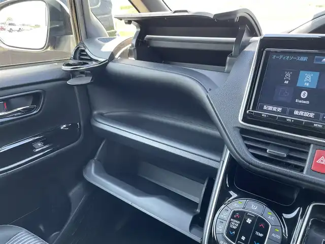 トヨタ ヴォクシー ZS 煌 佐賀県 2018(平30)年 4.9万km ブラック 純正9型SDナビゲーション「NSZT-Y66T」/・AM/FM/BT/CD/DVD/フルセグTV/バックカメラ/純正フリップダウンモニター/両側パワースライドドア/クルーズコントロール/LEDヘッドライト/・オートマチックハイビーム/プッシュスタート/スマートキー/革巻きステアリング/社外専用設計ドリンクホルダー/純正16インチアルミホイール/フロアマット/ドアバイザー/新車保証書/取扱説明書/スペアキー1本あり/トヨタセーフティーセンスC/・プリクラッシュセーフティ（衝突回避支援）/・レーンディパーチャーアラート（車線逸脱警報）/・VSC（横滑り防止装置）＆TRC（トラクションコントロール）/・ABS（電子制御制動力配分付）＋ブレーキアシスト/・緊急ブレーキシグナル/・ヒルスタートアシストコントロール/・クリアランスソナー