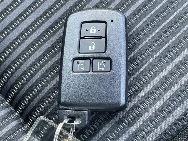トヨタ ヴォクシー ZS 煌 佐賀県 2018(平30)年 4.9万km ブラック 純正9型SDナビゲーション「NSZT-Y66T」/・AM/FM/BT/CD/DVD/フルセグTV/バックカメラ/純正フリップダウンモニター/両側パワースライドドア/クルーズコントロール/LEDヘッドライト/・オートマチックハイビーム/プッシュスタート/スマートキー/革巻きステアリング/社外専用設計ドリンクホルダー/純正16インチアルミホイール/フロアマット/ドアバイザー/新車保証書/取扱説明書/スペアキー1本あり/トヨタセーフティーセンスC/・プリクラッシュセーフティ（衝突回避支援）/・レーンディパーチャーアラート（車線逸脱警報）/・VSC（横滑り防止装置）＆TRC（トラクションコントロール）/・ABS（電子制御制動力配分付）＋ブレーキアシスト/・緊急ブレーキシグナル/・ヒルスタートアシストコントロール/・クリアランスソナー