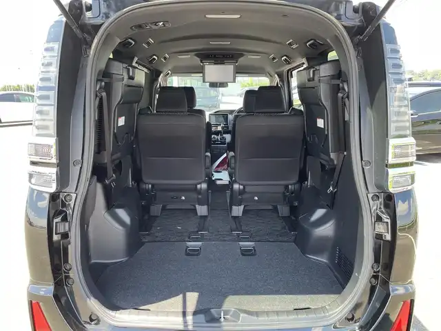 トヨタ ヴォクシー ZS 煌 佐賀県 2018(平30)年 4.9万km ブラック 純正9型SDナビゲーション「NSZT-Y66T」/・AM/FM/BT/CD/DVD/フルセグTV/バックカメラ/純正フリップダウンモニター/両側パワースライドドア/クルーズコントロール/LEDヘッドライト/・オートマチックハイビーム/プッシュスタート/スマートキー/革巻きステアリング/社外専用設計ドリンクホルダー/純正16インチアルミホイール/フロアマット/ドアバイザー/新車保証書/取扱説明書/スペアキー1本あり/トヨタセーフティーセンスC/・プリクラッシュセーフティ（衝突回避支援）/・レーンディパーチャーアラート（車線逸脱警報）/・VSC（横滑り防止装置）＆TRC（トラクションコントロール）/・ABS（電子制御制動力配分付）＋ブレーキアシスト/・緊急ブレーキシグナル/・ヒルスタートアシストコントロール/・クリアランスソナー