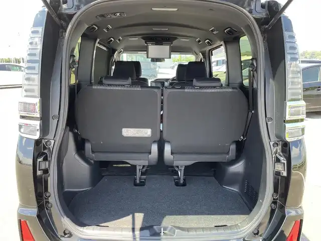 トヨタ ヴォクシー ZS 煌 佐賀県 2018(平30)年 4.9万km ブラック 純正9型SDナビゲーション「NSZT-Y66T」/・AM/FM/BT/CD/DVD/フルセグTV/バックカメラ/純正フリップダウンモニター/両側パワースライドドア/クルーズコントロール/LEDヘッドライト/・オートマチックハイビーム/プッシュスタート/スマートキー/革巻きステアリング/社外専用設計ドリンクホルダー/純正16インチアルミホイール/フロアマット/ドアバイザー/新車保証書/取扱説明書/スペアキー1本あり/トヨタセーフティーセンスC/・プリクラッシュセーフティ（衝突回避支援）/・レーンディパーチャーアラート（車線逸脱警報）/・VSC（横滑り防止装置）＆TRC（トラクションコントロール）/・ABS（電子制御制動力配分付）＋ブレーキアシスト/・緊急ブレーキシグナル/・ヒルスタートアシストコントロール/・クリアランスソナー