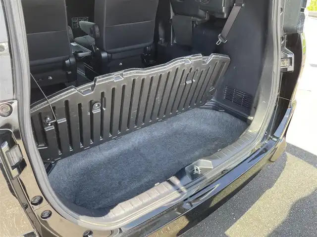 トヨタ ヴォクシー ZS 煌 佐賀県 2018(平30)年 4.9万km ブラック 純正9型SDナビゲーション「NSZT-Y66T」/・AM/FM/BT/CD/DVD/フルセグTV/バックカメラ/純正フリップダウンモニター/両側パワースライドドア/クルーズコントロール/LEDヘッドライト/・オートマチックハイビーム/プッシュスタート/スマートキー/革巻きステアリング/社外専用設計ドリンクホルダー/純正16インチアルミホイール/フロアマット/ドアバイザー/新車保証書/取扱説明書/スペアキー1本あり/トヨタセーフティーセンスC/・プリクラッシュセーフティ（衝突回避支援）/・レーンディパーチャーアラート（車線逸脱警報）/・VSC（横滑り防止装置）＆TRC（トラクションコントロール）/・ABS（電子制御制動力配分付）＋ブレーキアシスト/・緊急ブレーキシグナル/・ヒルスタートアシストコントロール/・クリアランスソナー