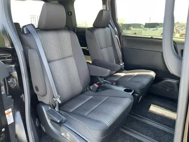 トヨタ ヴォクシー ZS 煌 佐賀県 2018(平30)年 4.9万km ブラック 純正9型SDナビゲーション「NSZT-Y66T」/・AM/FM/BT/CD/DVD/フルセグTV/バックカメラ/純正フリップダウンモニター/両側パワースライドドア/クルーズコントロール/LEDヘッドライト/・オートマチックハイビーム/プッシュスタート/スマートキー/革巻きステアリング/社外専用設計ドリンクホルダー/純正16インチアルミホイール/フロアマット/ドアバイザー/新車保証書/取扱説明書/スペアキー1本あり/トヨタセーフティーセンスC/・プリクラッシュセーフティ（衝突回避支援）/・レーンディパーチャーアラート（車線逸脱警報）/・VSC（横滑り防止装置）＆TRC（トラクションコントロール）/・ABS（電子制御制動力配分付）＋ブレーキアシスト/・緊急ブレーキシグナル/・ヒルスタートアシストコントロール/・クリアランスソナー