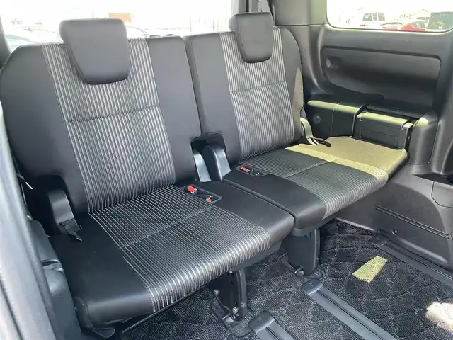 トヨタ ヴォクシー ZS 煌 佐賀県 2018(平30)年 4.9万km ブラック 純正9型SDナビゲーション「NSZT-Y66T」/・AM/FM/BT/CD/DVD/フルセグTV/バックカメラ/純正フリップダウンモニター/両側パワースライドドア/クルーズコントロール/LEDヘッドライト/・オートマチックハイビーム/プッシュスタート/スマートキー/革巻きステアリング/社外専用設計ドリンクホルダー/純正16インチアルミホイール/フロアマット/ドアバイザー/新車保証書/取扱説明書/スペアキー1本あり/トヨタセーフティーセンスC/・プリクラッシュセーフティ（衝突回避支援）/・レーンディパーチャーアラート（車線逸脱警報）/・VSC（横滑り防止装置）＆TRC（トラクションコントロール）/・ABS（電子制御制動力配分付）＋ブレーキアシスト/・緊急ブレーキシグナル/・ヒルスタートアシストコントロール/・クリアランスソナー