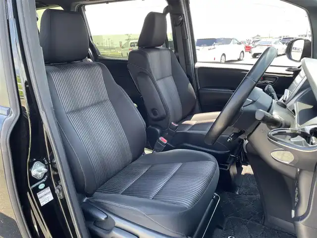 トヨタ ヴォクシー ZS 煌 佐賀県 2018(平30)年 4.9万km ブラック 純正9型SDナビゲーション「NSZT-Y66T」/・AM/FM/BT/CD/DVD/フルセグTV/バックカメラ/純正フリップダウンモニター/両側パワースライドドア/クルーズコントロール/LEDヘッドライト/・オートマチックハイビーム/プッシュスタート/スマートキー/革巻きステアリング/社外専用設計ドリンクホルダー/純正16インチアルミホイール/フロアマット/ドアバイザー/新車保証書/取扱説明書/スペアキー1本あり/トヨタセーフティーセンスC/・プリクラッシュセーフティ（衝突回避支援）/・レーンディパーチャーアラート（車線逸脱警報）/・VSC（横滑り防止装置）＆TRC（トラクションコントロール）/・ABS（電子制御制動力配分付）＋ブレーキアシスト/・緊急ブレーキシグナル/・ヒルスタートアシストコントロール/・クリアランスソナー