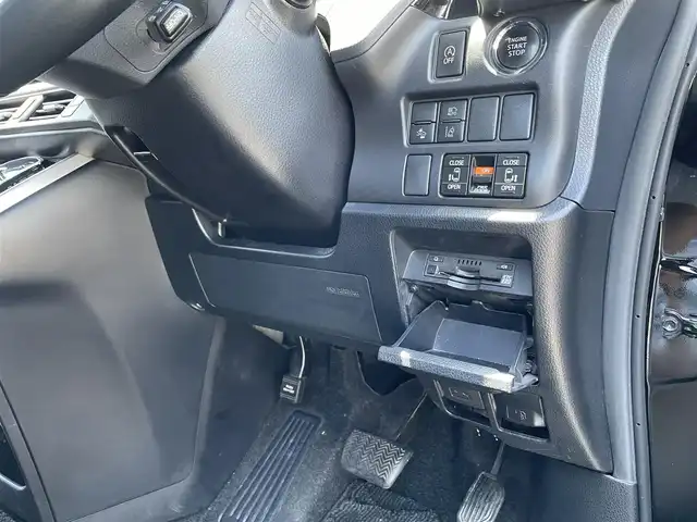 トヨタ ヴォクシー ZS 煌 佐賀県 2018(平30)年 4.9万km ブラック 純正9型SDナビゲーション「NSZT-Y66T」/・AM/FM/BT/CD/DVD/フルセグTV/バックカメラ/純正フリップダウンモニター/両側パワースライドドア/クルーズコントロール/LEDヘッドライト/・オートマチックハイビーム/プッシュスタート/スマートキー/革巻きステアリング/社外専用設計ドリンクホルダー/純正16インチアルミホイール/フロアマット/ドアバイザー/新車保証書/取扱説明書/スペアキー1本あり/トヨタセーフティーセンスC/・プリクラッシュセーフティ（衝突回避支援）/・レーンディパーチャーアラート（車線逸脱警報）/・VSC（横滑り防止装置）＆TRC（トラクションコントロール）/・ABS（電子制御制動力配分付）＋ブレーキアシスト/・緊急ブレーキシグナル/・ヒルスタートアシストコントロール/・クリアランスソナー