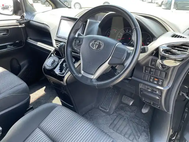 トヨタ ヴォクシー ZS 煌 佐賀県 2018(平30)年 4.9万km ブラック 純正9型SDナビゲーション「NSZT-Y66T」/・AM/FM/BT/CD/DVD/フルセグTV/バックカメラ/純正フリップダウンモニター/両側パワースライドドア/クルーズコントロール/LEDヘッドライト/・オートマチックハイビーム/プッシュスタート/スマートキー/革巻きステアリング/社外専用設計ドリンクホルダー/純正16インチアルミホイール/フロアマット/ドアバイザー/新車保証書/取扱説明書/スペアキー1本あり/トヨタセーフティーセンスC/・プリクラッシュセーフティ（衝突回避支援）/・レーンディパーチャーアラート（車線逸脱警報）/・VSC（横滑り防止装置）＆TRC（トラクションコントロール）/・ABS（電子制御制動力配分付）＋ブレーキアシスト/・緊急ブレーキシグナル/・ヒルスタートアシストコントロール/・クリアランスソナー