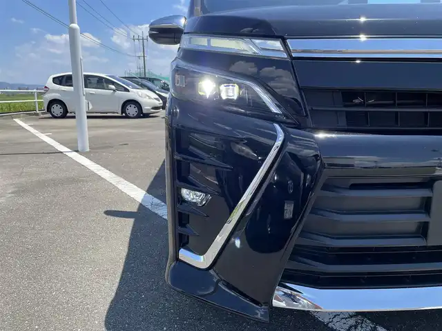トヨタ ヴォクシー ZS 煌 佐賀県 2018(平30)年 4.9万km ブラック 純正9型SDナビゲーション「NSZT-Y66T」/・AM/FM/BT/CD/DVD/フルセグTV/バックカメラ/純正フリップダウンモニター/両側パワースライドドア/クルーズコントロール/LEDヘッドライト/・オートマチックハイビーム/プッシュスタート/スマートキー/革巻きステアリング/社外専用設計ドリンクホルダー/純正16インチアルミホイール/フロアマット/ドアバイザー/新車保証書/取扱説明書/スペアキー1本あり/トヨタセーフティーセンスC/・プリクラッシュセーフティ（衝突回避支援）/・レーンディパーチャーアラート（車線逸脱警報）/・VSC（横滑り防止装置）＆TRC（トラクションコントロール）/・ABS（電子制御制動力配分付）＋ブレーキアシスト/・緊急ブレーキシグナル/・ヒルスタートアシストコントロール/・クリアランスソナー