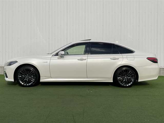 トヨタ クラウン ハイブリッド S スポーツスタイル 愛媛県 2019(令1)年 5.8万km ホワイトパールクリスタルシャイン 登録時走行距離：57769ｋｍ/純正SDナビゲーション/→フルセグTV/→CD/DVD/バックカメラ/ビルトインETC/サンルーフ/ブラインドスポットモニター/レーダークルーズコントロール/ステアリングリモコン/革巻きステアリング/前後コーナーセンサー/LEDオートライト/フォグランプ/純正18インチアルミホイール/純正フロアマット/パワーシート/スマートキー