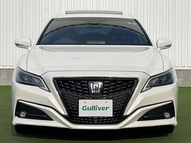 トヨタ クラウン ハイブリッド S スポーツスタイル 愛媛県 2019(令1)年 5.8万km ホワイトパールクリスタルシャイン 登録時走行距離：57769ｋｍ/純正SDナビゲーション/→フルセグTV/→CD/DVD/バックカメラ/ビルトインETC/サンルーフ/ブラインドスポットモニター/レーダークルーズコントロール/ステアリングリモコン/革巻きステアリング/前後コーナーセンサー/LEDオートライト/フォグランプ/純正18インチアルミホイール/純正フロアマット/パワーシート/スマートキー