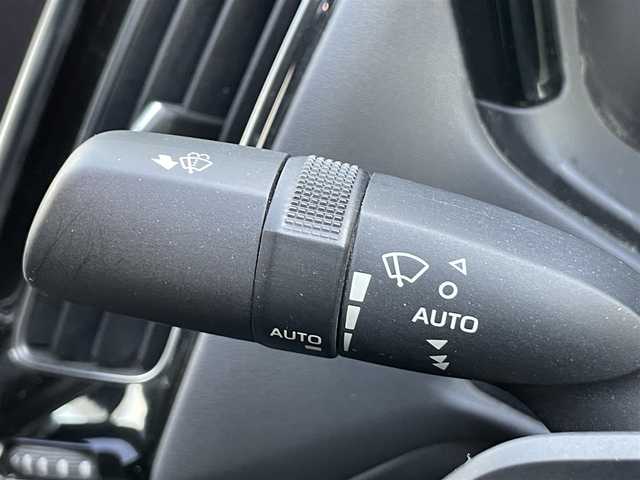 トヨタ クラウン ハイブリッド S スポーツスタイル 愛媛県 2019(令1)年 5.8万km ホワイトパールクリスタルシャイン 登録時走行距離：57769ｋｍ/純正SDナビゲーション/→フルセグTV/→CD/DVD/バックカメラ/ビルトインETC/サンルーフ/ブラインドスポットモニター/レーダークルーズコントロール/ステアリングリモコン/革巻きステアリング/前後コーナーセンサー/LEDオートライト/フォグランプ/純正18インチアルミホイール/純正フロアマット/パワーシート/スマートキー