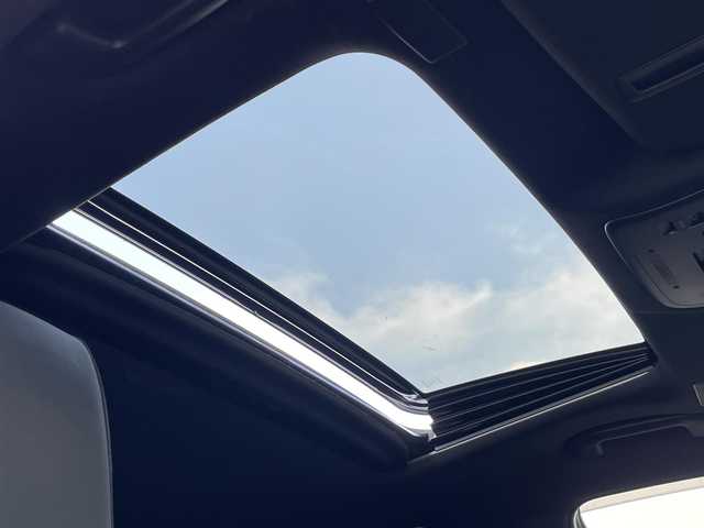 トヨタ クラウン ハイブリッド S スポーツスタイル 愛媛県 2019(令1)年 5.8万km ホワイトパールクリスタルシャイン 登録時走行距離：57769ｋｍ/純正SDナビゲーション/→フルセグTV/→CD/DVD/バックカメラ/ビルトインETC/サンルーフ/ブラインドスポットモニター/レーダークルーズコントロール/ステアリングリモコン/革巻きステアリング/前後コーナーセンサー/LEDオートライト/フォグランプ/純正18インチアルミホイール/純正フロアマット/パワーシート/スマートキー