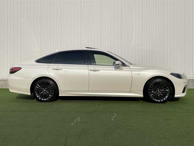 トヨタ クラウン ハイブリッド S スポーツスタイル 愛媛県 2019(令1)年 5.8万km ホワイトパールクリスタルシャイン 登録時走行距離：57769ｋｍ/純正SDナビゲーション/→フルセグTV/→CD/DVD/バックカメラ/ビルトインETC/サンルーフ/ブラインドスポットモニター/レーダークルーズコントロール/ステアリングリモコン/革巻きステアリング/前後コーナーセンサー/LEDオートライト/フォグランプ/純正18インチアルミホイール/純正フロアマット/パワーシート/スマートキー