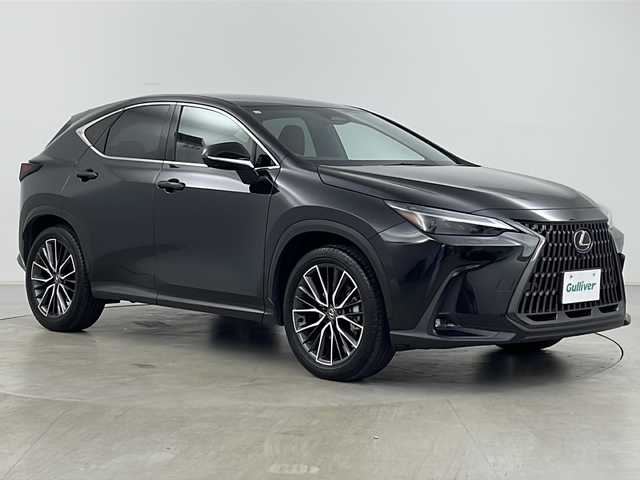 レクサス ＮＸ 350h バージョンL 道央・札幌 2023(令5)年 0.8万km グラファイトブラックガラスフレーク ・ワンオーナー/・4WD/・純正ナビ/　BT/Miracast/・フルセグTV/・バックカメラ/・全方位カメラ/・クルーズコントロール/・衝突軽減/・レーンディパーチャーアシスト/・パーキングサポートブレーキ/・リアクロストラフィックアラート/・標識認識/・ヘッドアップディスプレイ/・クライアランスソナー/・ブラインドスポットモニター/・デジタルインナーミラー/・前席パワーシート/・前席ベンチレーション/・全席シートヒーター/・パワーバックドア /・オートマチックハイビーム/・オートライト/・LEDヘッドライト/・フォグランプ前後/・パドルシフト/・電動ステアリングチルト/・ステアリングリモコン/・純正20インチアルミホイール/・積込タイヤ/・純正フロアマット/・保証書