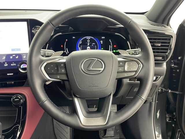 レクサス ＮＸ 350h バージョンL 道央・札幌 2023(令5)年 0.8万km グラファイトブラックガラスフレーク ・ワンオーナー/・4WD/・純正ナビ/　BT/Miracast/・フルセグTV/・バックカメラ/・全方位カメラ/・クルーズコントロール/・衝突軽減/・レーンディパーチャーアシスト/・パーキングサポートブレーキ/・リアクロストラフィックアラート/・標識認識/・ヘッドアップディスプレイ/・クライアランスソナー/・ブラインドスポットモニター/・デジタルインナーミラー/・前席パワーシート/・前席ベンチレーション/・全席シートヒーター/・パワーバックドア /・オートマチックハイビーム/・オートライト/・LEDヘッドライト/・フォグランプ前後/・パドルシフト/・電動ステアリングチルト/・ステアリングリモコン/・純正20インチアルミホイール/・積込タイヤ/・純正フロアマット/・保証書