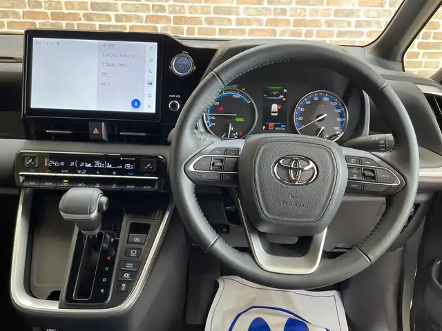トヨタ ヴォクシー ハイブリッド S－G 岩手県 2022(令4)年 2.1万km ホワイトパールクリスタルシャイン ４WD/ワンオーナー/両側パワースライドドア/アイドリングストップ/衝突被害軽減システム/クルーズコントロール/ETC2.0/ドライブレコーダー/ユニバーサルステップ/横滑り防止装置/フルセグTV/純正ナビ/バックカメラ/シートヒーター/コーナーセンサー/レーンアシスト/純正フロアマット/純正アルミホイール16インチ/純正LEDヘッドライト/オートライト/オートマチックハイビーム