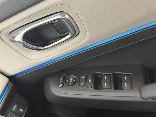 ホンダ ヴェゼル ハイブリッド e:HEV Z PLaYパッケージ 愛知県 2025(令7)年 0.2万km グレーⅡ ホンダセンシング　　/　　・衝突軽減ブレーキシステム/　　・路外逸脱抑制機能/　　・アダプティブクルーズコントロール/　　・車線維持支援システム/　　・オートハイビーム/　　・パーキングセンサー/純正9インチナビ/　　BT/フルセグ/バックカメラ/ドライブレコーダー/ETC2.0/置くだけ充電/革巻きステアリング/ステアリングリモコン/ハーフレザーシート/シートヒーター（前席）/パワーバックドア/純正LEDヘッドライト/フォグランプ/純正18インチアルミホイール