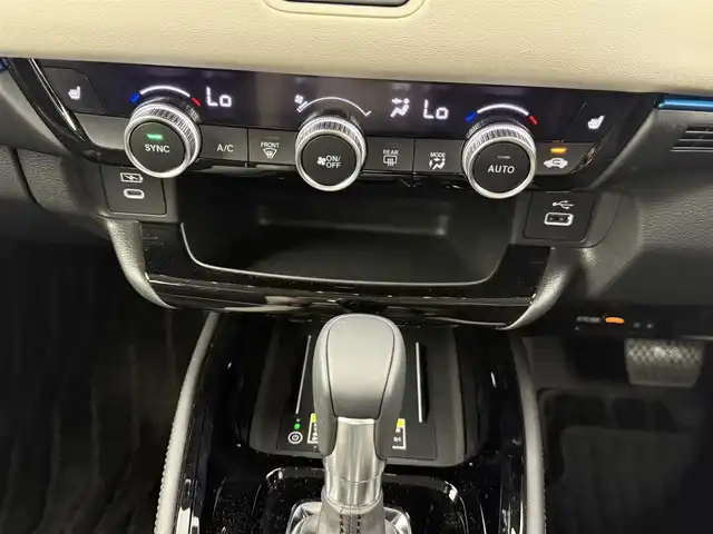 ホンダ ヴェゼル ハイブリッド e:HEV Z PLaYパッケージ 愛知県 2025(令7)年 0.2万km グレーⅡ ホンダセンシング　　/　　・衝突軽減ブレーキシステム/　　・路外逸脱抑制機能/　　・アダプティブクルーズコントロール/　　・車線維持支援システム/　　・オートハイビーム/　　・パーキングセンサー/純正9インチナビ/　　BT/フルセグ/バックカメラ/ドライブレコーダー/ETC2.0/置くだけ充電/革巻きステアリング/ステアリングリモコン/ハーフレザーシート/シートヒーター（前席）/パワーバックドア/純正LEDヘッドライト/フォグランプ/純正18インチアルミホイール