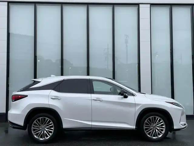 レクサス ＲＸ 300 バージョンL 大阪府 2020(令2)年 3.2万km ソニッククォーツ 純正12.3インチコネクトナビ/　（フルセグTV/CD//DVD/Bluetooth/USB/AUX）/ツインルーフ/パノラミックビューモニター/パワーバックドア/BSM/後席モニター/（ヘッドレスト型2台）/本革シート/メモリ付きパワーシート（D.N席）　/三眼ＬＥＤヘッドライト/HUD　/ＥＴＣ２．０　/ステアリングヒーター　/シートヒーター（全席）/シートベンチレーション　/ワイヤレス充電
