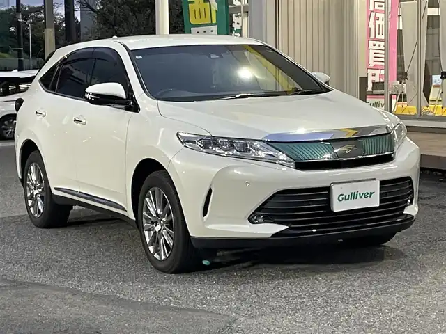 トヨタ ハリアー プレミアム 千葉県 2018(平30)年 8.7万km ホワイトパールクリスタルシャイン 純正メーカーナビ/(フルセグ/BT/DVD/SD/AUX)/ETC2.0/バックカメラ/プリクラッシュセーフティ/レーンディパーチャーアラート/オートハイビーム/前後コーナーセンサー/電動パーキングブレーキ/オートホールド/パワーバックドア/パワーシート/ハーフレザーシート/ウッドコンビステアリング/スカッフイルミ/LEDヘッドライト/アクセル、ブレーキアルミペダル/アイドリングストップ/横滑り防止装置/スペアキー