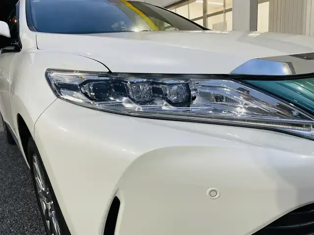 トヨタ ハリアー プレミアム 千葉県 2018(平30)年 8.7万km ホワイトパールクリスタルシャイン 純正メーカーナビ/(フルセグ/BT/DVD/SD/AUX)/ETC2.0/バックカメラ/プリクラッシュセーフティ/レーンディパーチャーアラート/オートハイビーム/前後コーナーセンサー/電動パーキングブレーキ/オートホールド/パワーバックドア/パワーシート/ハーフレザーシート/ウッドコンビステアリング/スカッフイルミ/LEDヘッドライト/アクセル、ブレーキアルミペダル/アイドリングストップ/横滑り防止装置/スペアキー