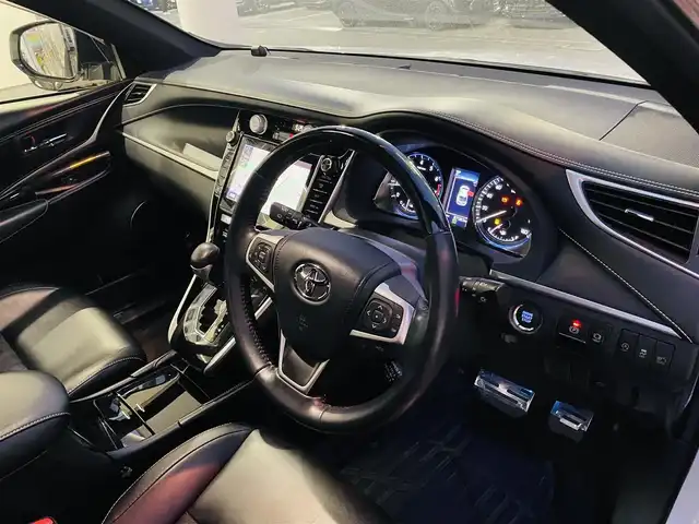 トヨタ ハリアー プレミアム 千葉県 2018(平30)年 8.7万km ホワイトパールクリスタルシャイン 純正メーカーナビ/(フルセグ/BT/DVD/SD/AUX)/ETC2.0/バックカメラ/プリクラッシュセーフティ/レーンディパーチャーアラート/オートハイビーム/前後コーナーセンサー/電動パーキングブレーキ/オートホールド/パワーバックドア/パワーシート/ハーフレザーシート/ウッドコンビステアリング/スカッフイルミ/LEDヘッドライト/アクセル、ブレーキアルミペダル/アイドリングストップ/横滑り防止装置/スペアキー