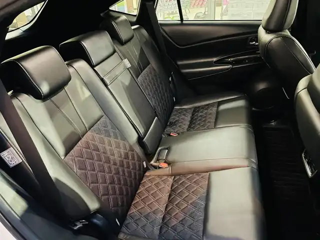 トヨタ ハリアー プレミアム 千葉県 2018(平30)年 8.7万km ホワイトパールクリスタルシャイン 純正メーカーナビ/(フルセグ/BT/DVD/SD/AUX)/ETC2.0/バックカメラ/プリクラッシュセーフティ/レーンディパーチャーアラート/オートハイビーム/前後コーナーセンサー/電動パーキングブレーキ/オートホールド/パワーバックドア/パワーシート/ハーフレザーシート/ウッドコンビステアリング/スカッフイルミ/LEDヘッドライト/アクセル、ブレーキアルミペダル/アイドリングストップ/横滑り防止装置/スペアキー