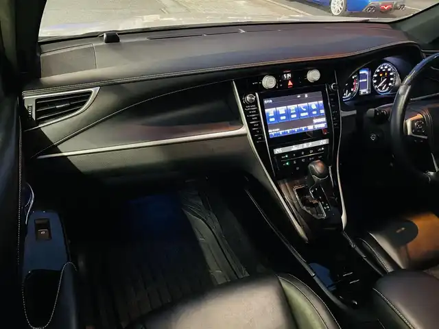 トヨタ ハリアー プレミアム 千葉県 2018(平30)年 8.7万km ホワイトパールクリスタルシャイン 純正メーカーナビ/(フルセグ/BT/DVD/SD/AUX)/ETC2.0/バックカメラ/プリクラッシュセーフティ/レーンディパーチャーアラート/オートハイビーム/前後コーナーセンサー/電動パーキングブレーキ/オートホールド/パワーバックドア/パワーシート/ハーフレザーシート/ウッドコンビステアリング/スカッフイルミ/LEDヘッドライト/アクセル、ブレーキアルミペダル/アイドリングストップ/横滑り防止装置/スペアキー