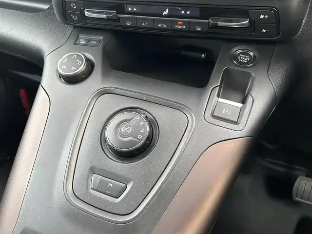 プジョー プジョー リフター ロングGT 埼玉県 2023(令5)年 1.9万km 白 純正ディスプレイオーディオ /Apple Car Play /ACC /アンビエンスライト /BSM /インテリジェントハイビーム /デジタルインナーミラー /社外全周囲カメラ /パーキングセンサー /ETC