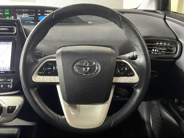 トヨタ プリウス S 広島県 2017(平29)年 6.3万km アティチュードブラックマイカ 禁煙車/純正９型ナビ/バックカメラ/パーキングアシスト/ヘッドアップディスプレイ/ＥＴＣ２．０/レーダークルーズコントロール/オートマチックハイビーム/コーナーセンサー/フルセグ/ＬＥＤヘッドライト/衝突軽減/レーンキープアシスト/純正15インチアルミホイール(195/65/R15)/エアバッグ(運転席/助手席/サイド/カーテン)