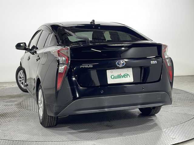 トヨタ プリウス S 広島県 2017(平29)年 6.3万km アティチュードブラックマイカ 禁煙車/純正９型ナビ/バックカメラ/パーキングアシスト/ヘッドアップディスプレイ/ＥＴＣ２．０/レーダークルーズコントロール/オートマチックハイビーム/コーナーセンサー/フルセグ/ＬＥＤヘッドライト/衝突軽減/レーンキープアシスト/純正15インチアルミホイール(195/65/R15)/エアバッグ(運転席/助手席/サイド/カーテン)