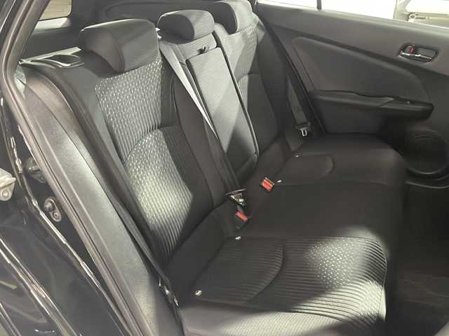 トヨタ プリウス S 広島県 2017(平29)年 6.3万km アティチュードブラックマイカ 禁煙車/純正９型ナビ/バックカメラ/パーキングアシスト/ヘッドアップディスプレイ/ＥＴＣ２．０/レーダークルーズコントロール/オートマチックハイビーム/コーナーセンサー/フルセグ/ＬＥＤヘッドライト/衝突軽減/レーンキープアシスト/純正15インチアルミホイール(195/65/R15)/エアバッグ(運転席/助手席/サイド/カーテン)