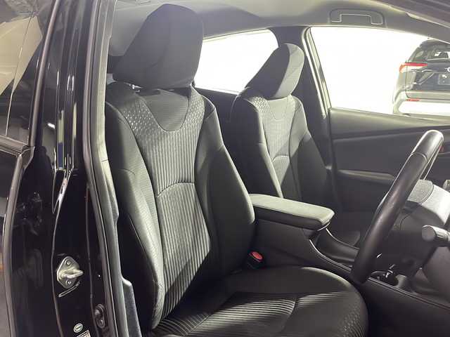 トヨタ プリウス S 広島県 2017(平29)年 6.3万km アティチュードブラックマイカ 禁煙車/純正９型ナビ/バックカメラ/パーキングアシスト/ヘッドアップディスプレイ/ＥＴＣ２．０/レーダークルーズコントロール/オートマチックハイビーム/コーナーセンサー/フルセグ/ＬＥＤヘッドライト/衝突軽減/レーンキープアシスト/純正15インチアルミホイール(195/65/R15)/エアバッグ(運転席/助手席/サイド/カーテン)