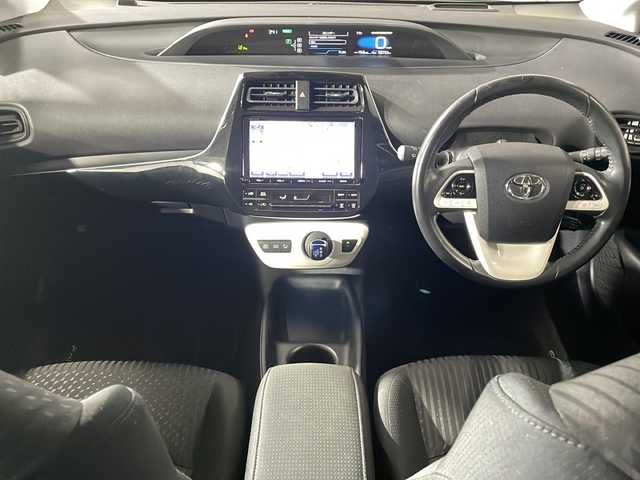 トヨタ プリウス S 広島県 2017(平29)年 6.3万km アティチュードブラックマイカ 禁煙車/純正９型ナビ/バックカメラ/パーキングアシスト/ヘッドアップディスプレイ/ＥＴＣ２．０/レーダークルーズコントロール/オートマチックハイビーム/コーナーセンサー/フルセグ/ＬＥＤヘッドライト/衝突軽減/レーンキープアシスト/純正15インチアルミホイール(195/65/R15)/エアバッグ(運転席/助手席/サイド/カーテン)