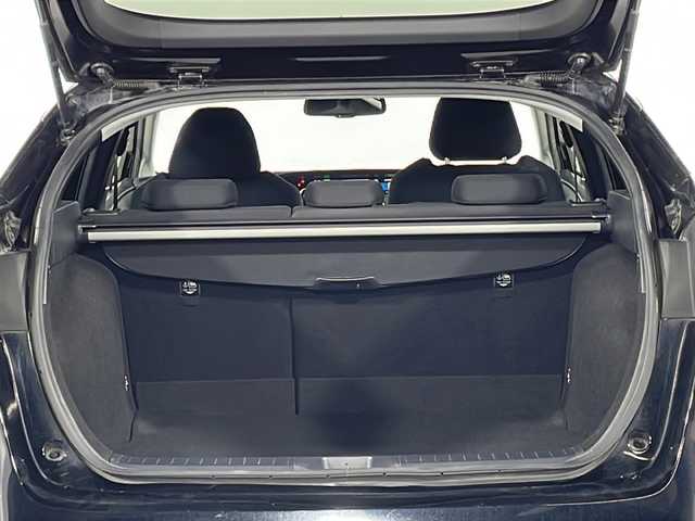 トヨタ プリウス S 広島県 2017(平29)年 6.3万km アティチュードブラックマイカ 禁煙車/純正９型ナビ/バックカメラ/パーキングアシスト/ヘッドアップディスプレイ/ＥＴＣ２．０/レーダークルーズコントロール/オートマチックハイビーム/コーナーセンサー/フルセグ/ＬＥＤヘッドライト/衝突軽減/レーンキープアシスト/純正15インチアルミホイール(195/65/R15)/エアバッグ(運転席/助手席/サイド/カーテン)