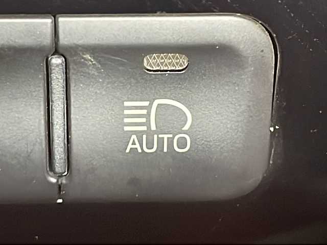 トヨタ プリウス S 広島県 2017(平29)年 6.3万km アティチュードブラックマイカ 禁煙車/純正９型ナビ/バックカメラ/パーキングアシスト/ヘッドアップディスプレイ/ＥＴＣ２．０/レーダークルーズコントロール/オートマチックハイビーム/コーナーセンサー/フルセグ/ＬＥＤヘッドライト/衝突軽減/レーンキープアシスト/純正15インチアルミホイール(195/65/R15)/エアバッグ(運転席/助手席/サイド/カーテン)