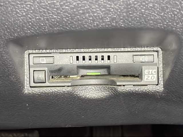 トヨタ プリウス S 広島県 2017(平29)年 6.3万km アティチュードブラックマイカ 禁煙車/純正９型ナビ/バックカメラ/パーキングアシスト/ヘッドアップディスプレイ/ＥＴＣ２．０/レーダークルーズコントロール/オートマチックハイビーム/コーナーセンサー/フルセグ/ＬＥＤヘッドライト/衝突軽減/レーンキープアシスト/純正15インチアルミホイール(195/65/R15)/エアバッグ(運転席/助手席/サイド/カーテン)