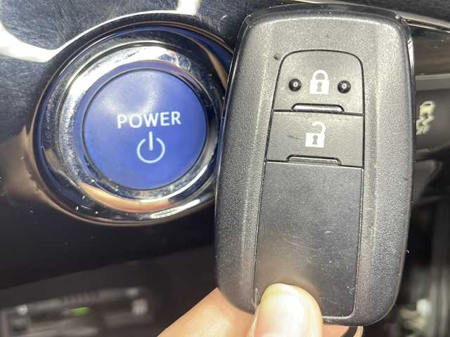 トヨタ プリウス S 広島県 2017(平29)年 6.3万km アティチュードブラックマイカ 禁煙車/純正９型ナビ/バックカメラ/パーキングアシスト/ヘッドアップディスプレイ/ＥＴＣ２．０/レーダークルーズコントロール/オートマチックハイビーム/コーナーセンサー/フルセグ/ＬＥＤヘッドライト/衝突軽減/レーンキープアシスト/純正15インチアルミホイール(195/65/R15)/エアバッグ(運転席/助手席/サイド/カーテン)