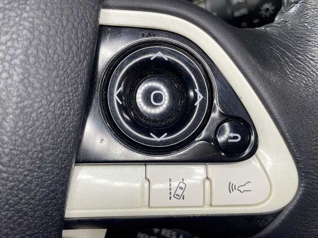 トヨタ プリウス S 広島県 2017(平29)年 6.3万km アティチュードブラックマイカ 禁煙車/純正９型ナビ/バックカメラ/パーキングアシスト/ヘッドアップディスプレイ/ＥＴＣ２．０/レーダークルーズコントロール/オートマチックハイビーム/コーナーセンサー/フルセグ/ＬＥＤヘッドライト/衝突軽減/レーンキープアシスト/純正15インチアルミホイール(195/65/R15)/エアバッグ(運転席/助手席/サイド/カーテン)