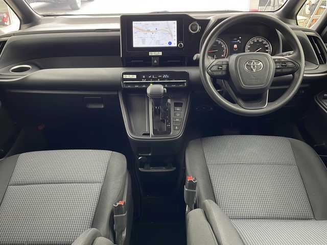 トヨタ ノア X 兵庫県 2023(令5)年 2.4万km アティチュードブラックマイカ ・純正ディスプレイオーディオ/・AM/FM/BT/USB/Miracast/・バックカメラ/・スマートキー/・スペアキー/・電子パーキング/・オートホールド/・ビルトインETC２．０/・PCS/・LDA（レーンディパーチャ　アラート）/・クリアランスソナー/・PKSB（パーキングサポートブレーキ）/・PSA（ロードサインアシスト）/・レーダークルーズコントロール/・オートマチックハイビーム/・オートライト/・LEDライト/・社外フロアマット