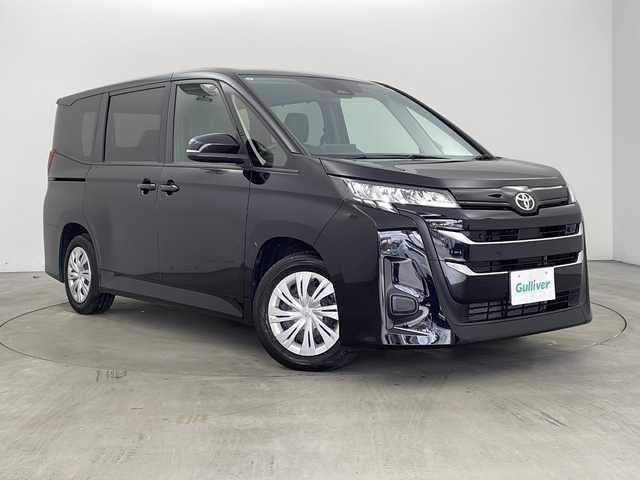 トヨタ ノア X 兵庫県 2023(令5)年 2.4万km アティチュードブラックマイカ ・純正ディスプレイオーディオ/・AM/FM/BT/USB/Miracast/・バックカメラ/・スマートキー/・スペアキー/・電子パーキング/・オートホールド/・ビルトインETC２．０/・PCS/・LDA（レーンディパーチャ　アラート）/・クリアランスソナー/・PKSB（パーキングサポートブレーキ）/・PSA（ロードサインアシスト）/・レーダークルーズコントロール/・オートマチックハイビーム/・オートライト/・LEDライト/・社外フロアマット