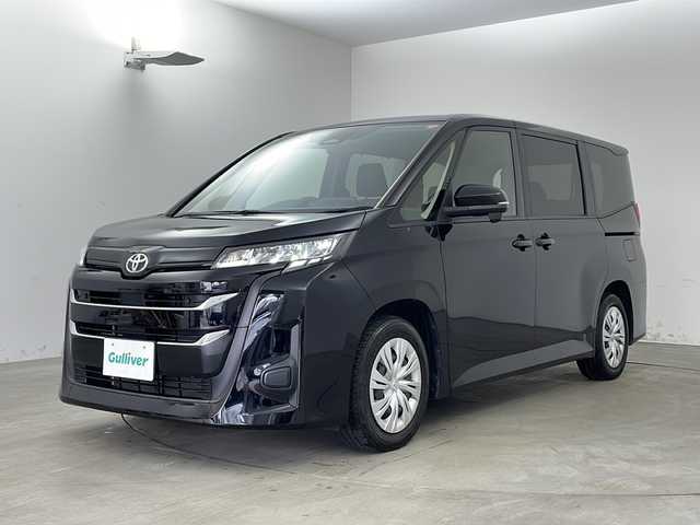 トヨタ ノア X 兵庫県 2023(令5)年 2.4万km アティチュードブラックマイカ ・純正ディスプレイオーディオ/・AM/FM/BT/USB/Miracast/・バックカメラ/・スマートキー/・スペアキー/・電子パーキング/・オートホールド/・ビルトインETC２．０/・PCS/・LDA（レーンディパーチャ　アラート）/・クリアランスソナー/・PKSB（パーキングサポートブレーキ）/・PSA（ロードサインアシスト）/・レーダークルーズコントロール/・オートマチックハイビーム/・オートライト/・LEDライト/・社外フロアマット