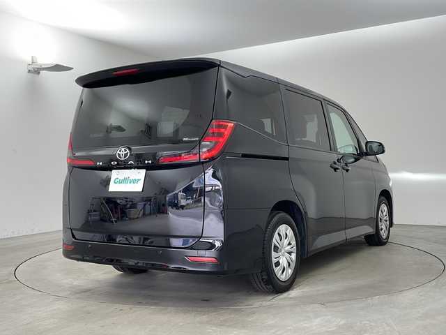 トヨタ ノア X 兵庫県 2023(令5)年 2.4万km アティチュードブラックマイカ ・純正ディスプレイオーディオ/・AM/FM/BT/USB/Miracast/・バックカメラ/・スマートキー/・スペアキー/・電子パーキング/・オートホールド/・ビルトインETC２．０/・PCS/・LDA（レーンディパーチャ　アラート）/・クリアランスソナー/・PKSB（パーキングサポートブレーキ）/・PSA（ロードサインアシスト）/・レーダークルーズコントロール/・オートマチックハイビーム/・オートライト/・LEDライト/・社外フロアマット