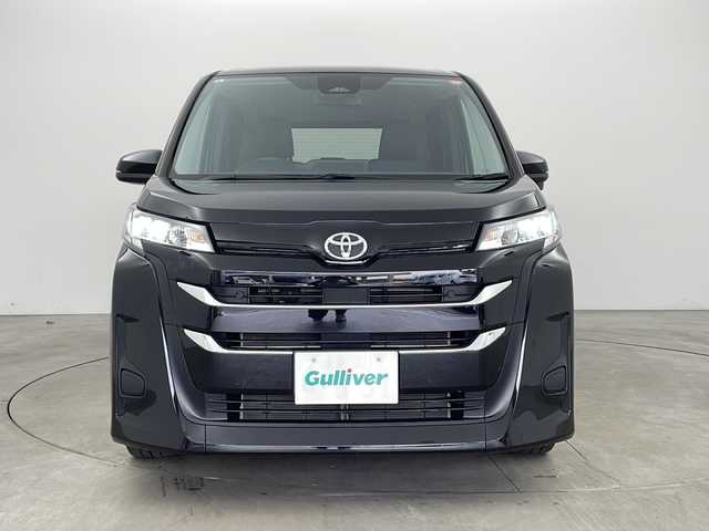 トヨタ ノア X 兵庫県 2023(令5)年 2.4万km アティチュードブラックマイカ ・純正ディスプレイオーディオ/・AM/FM/BT/USB/Miracast/・バックカメラ/・スマートキー/・スペアキー/・電子パーキング/・オートホールド/・ビルトインETC２．０/・PCS/・LDA（レーンディパーチャ　アラート）/・クリアランスソナー/・PKSB（パーキングサポートブレーキ）/・PSA（ロードサインアシスト）/・レーダークルーズコントロール/・オートマチックハイビーム/・オートライト/・LEDライト/・社外フロアマット