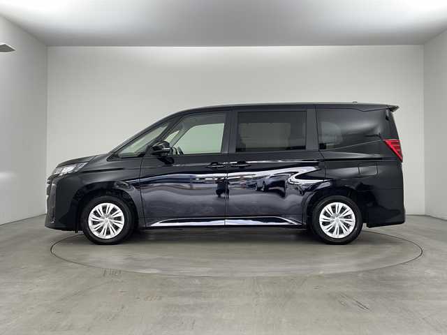 トヨタ ノア X 兵庫県 2023(令5)年 2.4万km アティチュードブラックマイカ ・純正ディスプレイオーディオ/・AM/FM/BT/USB/Miracast/・バックカメラ/・スマートキー/・スペアキー/・電子パーキング/・オートホールド/・ビルトインETC２．０/・PCS/・LDA（レーンディパーチャ　アラート）/・クリアランスソナー/・PKSB（パーキングサポートブレーキ）/・PSA（ロードサインアシスト）/・レーダークルーズコントロール/・オートマチックハイビーム/・オートライト/・LEDライト/・社外フロアマット
